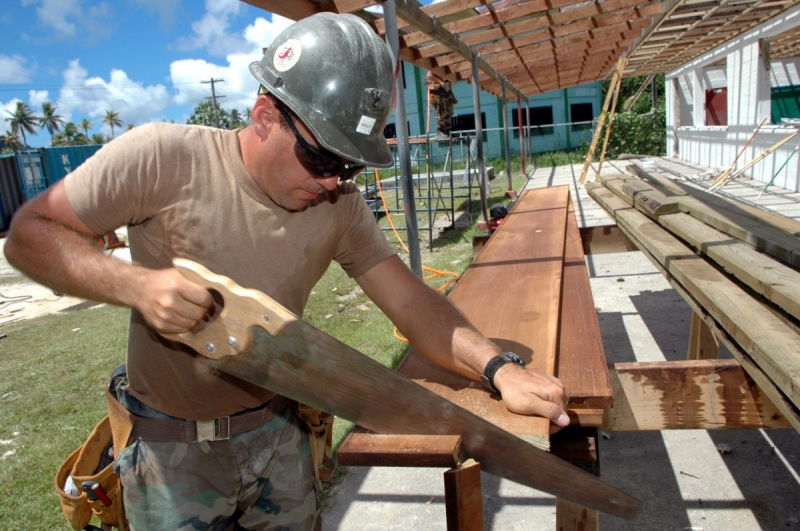 menuisier-CABRIS-min_worker_construction_building_carpenter_male_job_build_helmet-893290